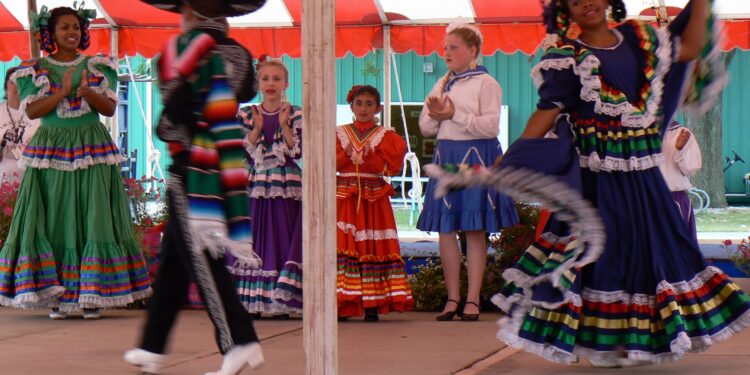 Bailarines de ballet folclórico durante una celebración de la cultura latina