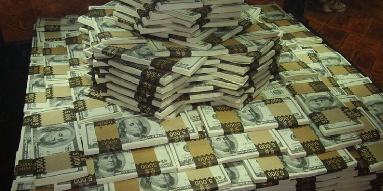 Fajo de billetes de cien dólares estadounidenses