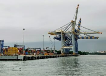 Bomba de extracción de petróleo en un campo petrolero