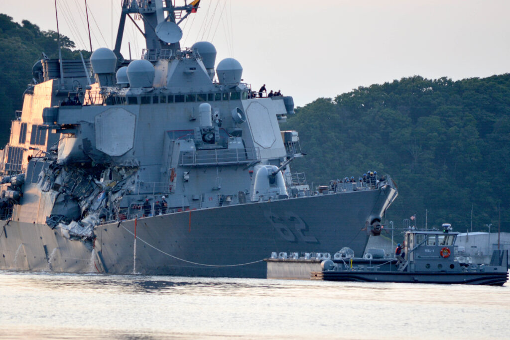 Destructor de misiles guiados de la Marina de Estados Unidos en altamar