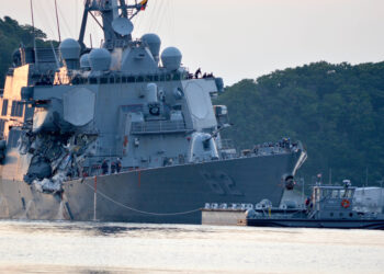 Destructor de misiles guiados de la Marina de Estados Unidos en altamar