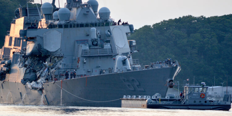 Destructor de misiles guiados de la Marina de Estados Unidos en altamar