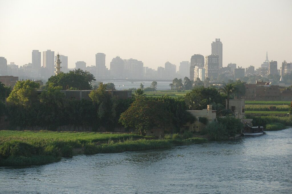 Vista del horizonte de El Cairo junto al río Nilo, Egipto