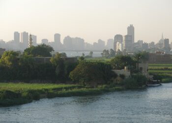 Vista del horizonte de El Cairo junto al río Nilo, Egipto