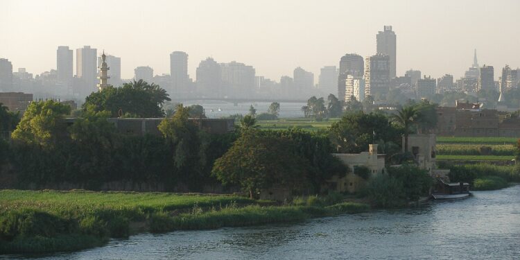 Vista del horizonte de El Cairo junto al río Nilo, Egipto