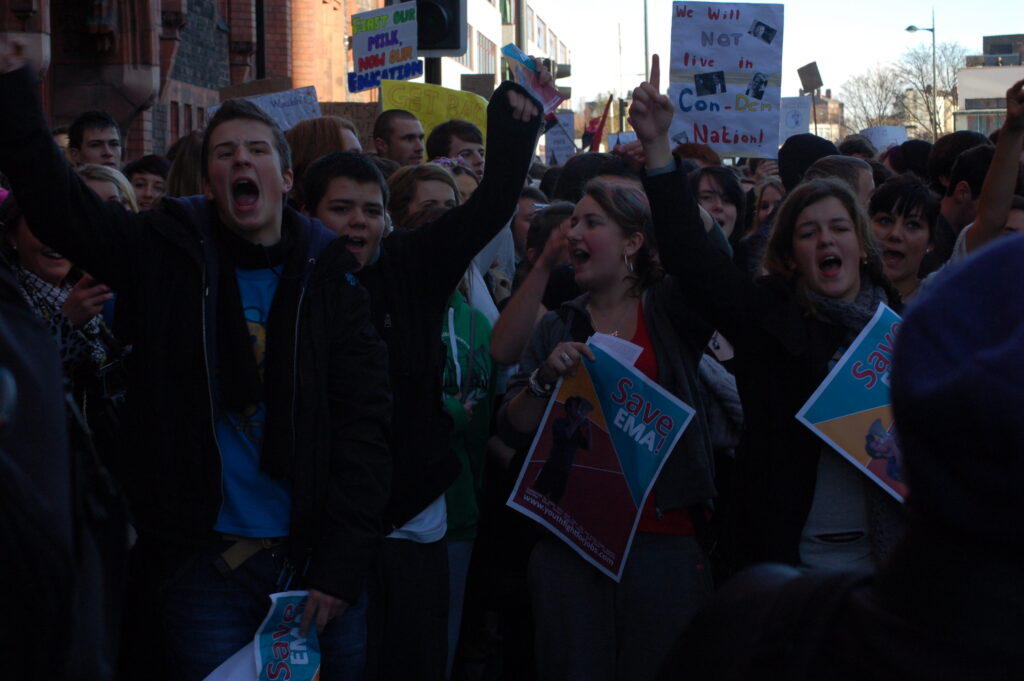 Estudiantes participan en una caminata de protesta escolar