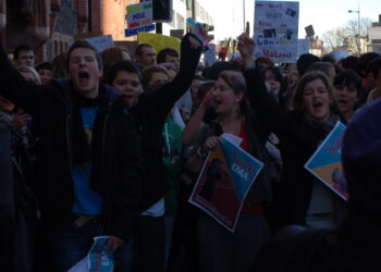 Estudiantes participan en una caminata de protesta escolar