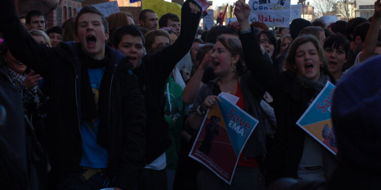 Estudiantes participan en una caminata de protesta escolar