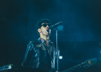 Un cantante se presenta en un escenario durante un concierto