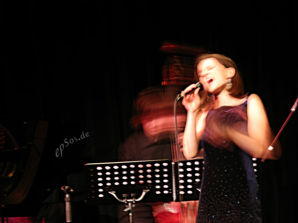 Artista cantando en vivo durante un concierto de música