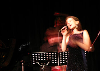 Artista cantando en vivo durante un concierto de música