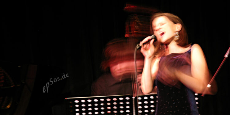 Artista cantando en vivo durante un concierto de música