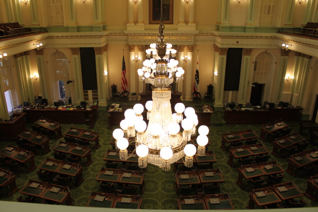 Interior de la Cámara de la Asamblea en el Capitolio estatal de California