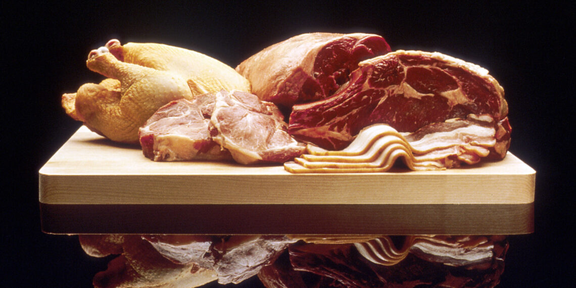 Cortes de carne cruda de res y cerdo