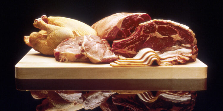 Cortes de carne cruda de res y cerdo
