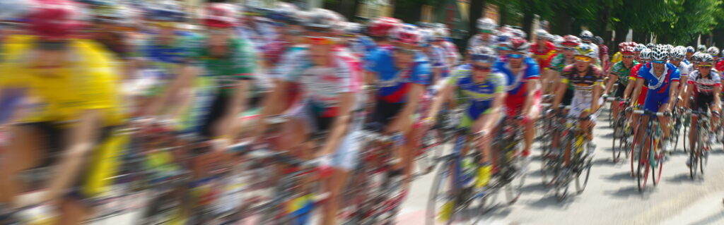 Pelotón de ciclistas durante una carrera de ruta