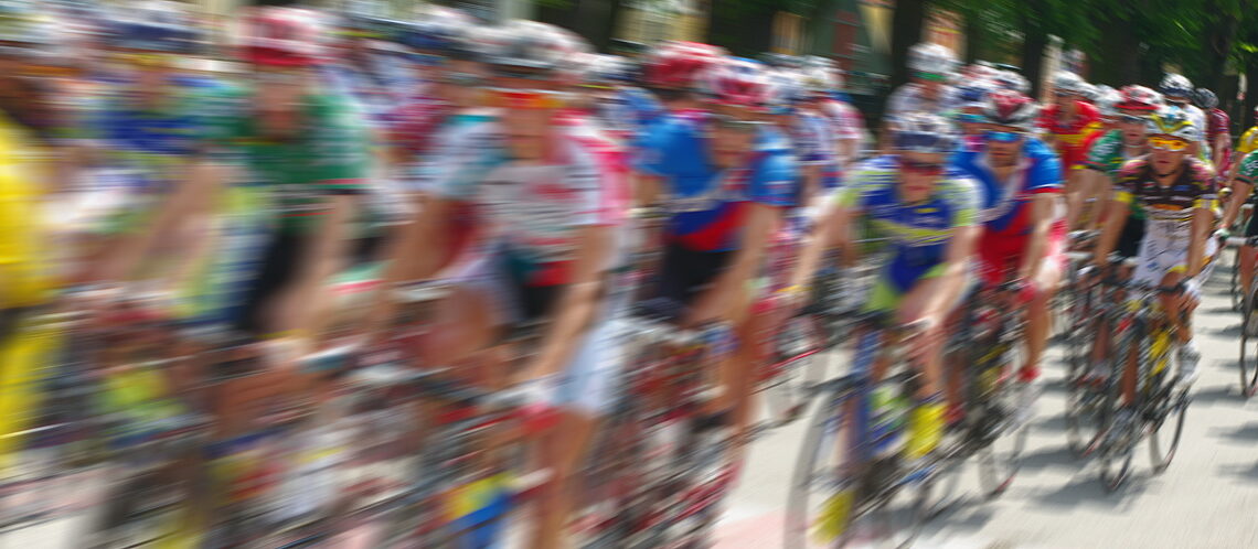 Pelotón de ciclistas durante una carrera de ruta