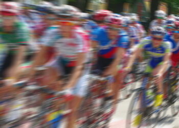 Pelotón de ciclistas durante una carrera de ruta