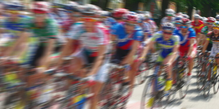 Pelotón de ciclistas durante una carrera de ruta