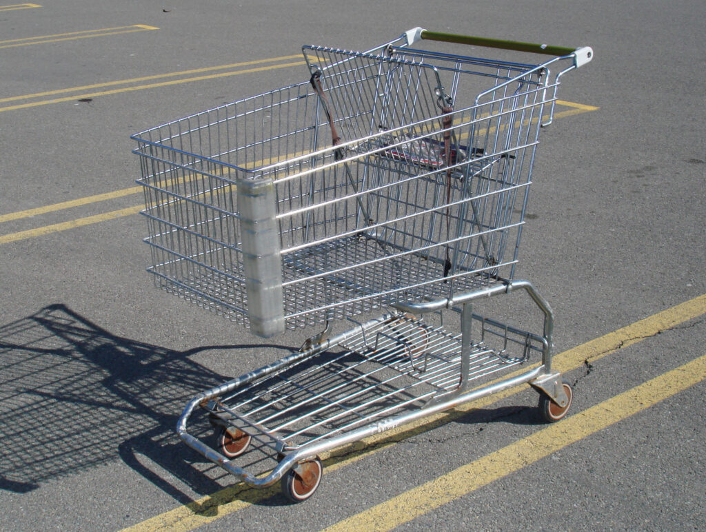 Carrito de compras frente a un supermercado