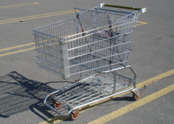 Carrito de compras frente a un supermercado