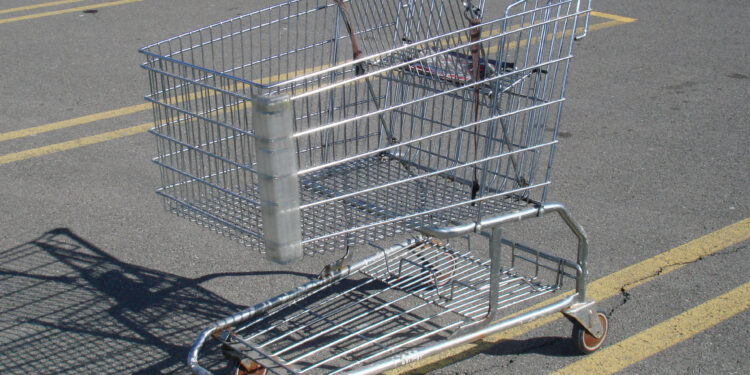 Carrito de compras frente a un supermercado