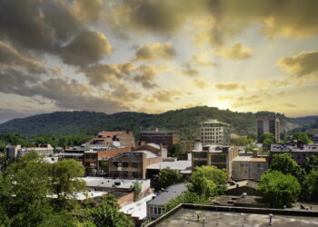 Vista del centro de la ciudad de Asheville, Carolina del Norte