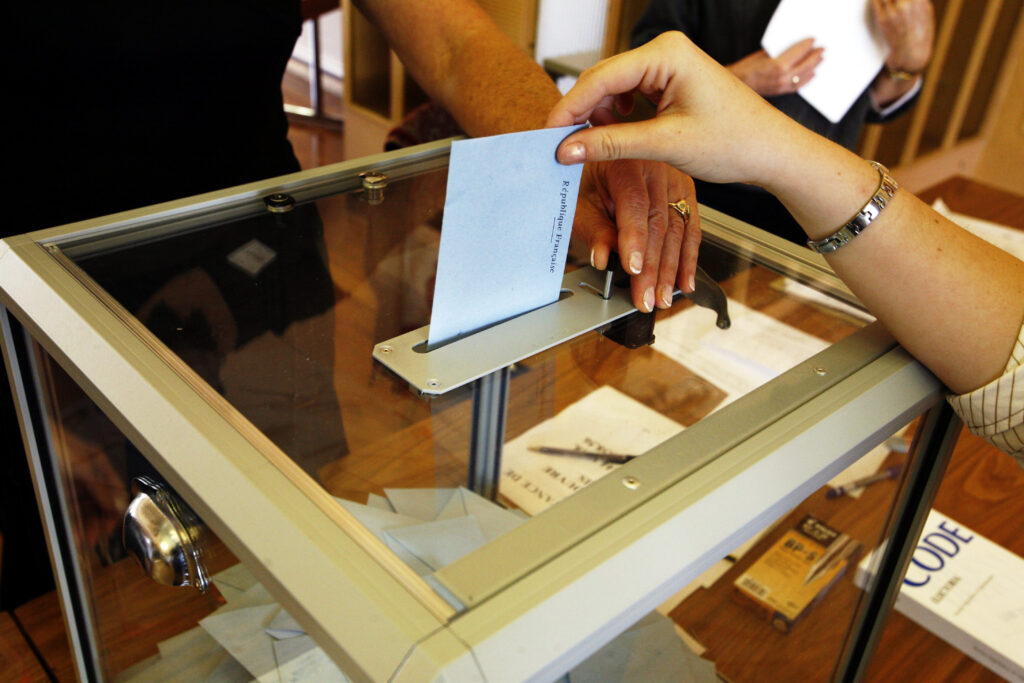 Personas votando en un centro de votación en Estados Unidos