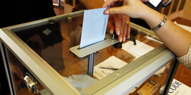 Personas votando en un centro de votación en Estados Unidos