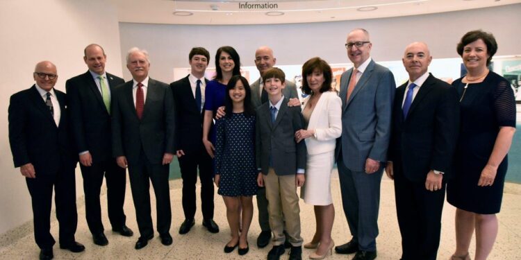 Inmigrantes durante una ceremonia de naturalización para convertirse en ciudadanos de Estados Unidos