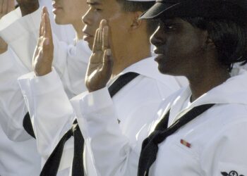 Nuevos ciudadanos durante una ceremonia de naturalización en Estados Unidos