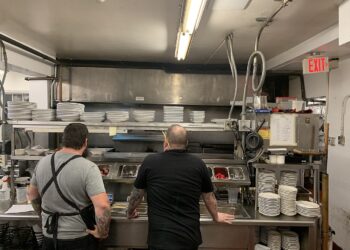Personal trabajando en la cocina de un restaurante, un sector con muchos empleos para trabajadores latinos