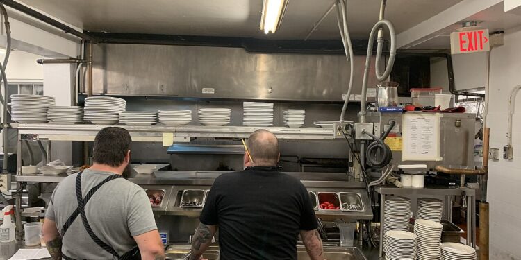 Personal trabajando en la cocina de un restaurante, un sector con muchos empleos para trabajadores latinos