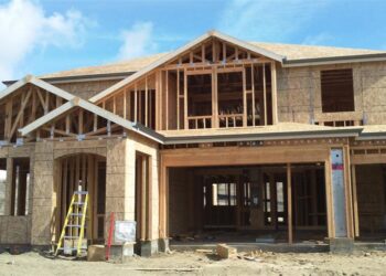 Una casa en construcción con la estructura de madera a la vista