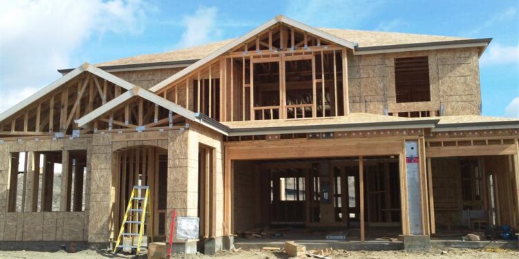 Una casa en construcción con la estructura de madera a la vista