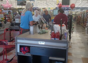 Consumidores en la fila de pago de un supermercado