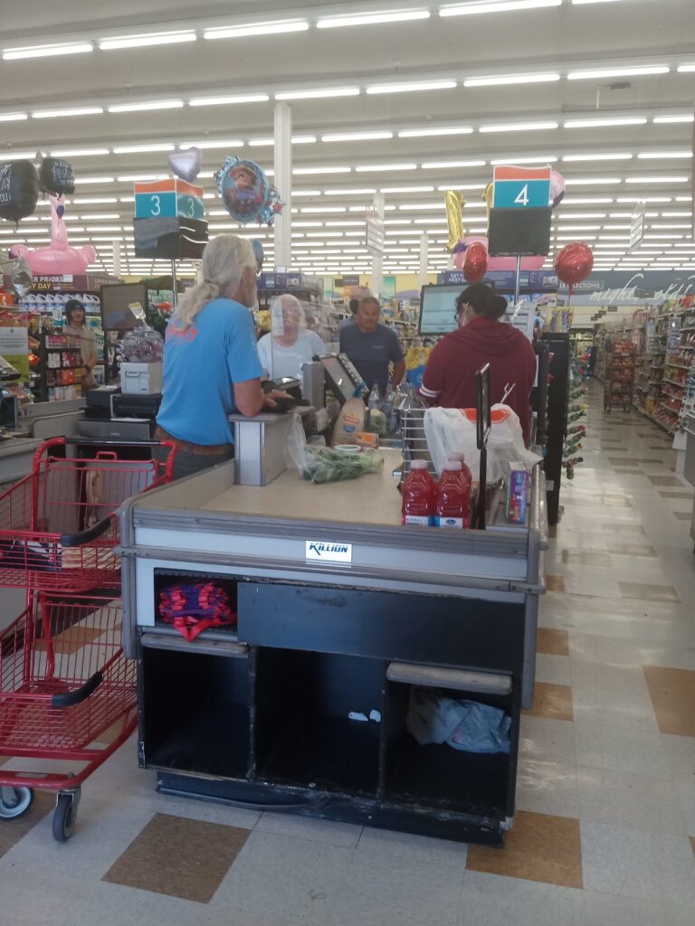 Consumidores en la fila de pago de un supermercado