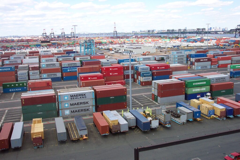 Contenedores de carga apilados en una terminal portuaria