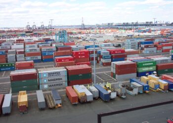 Contenedores de carga apilados en una terminal portuaria
