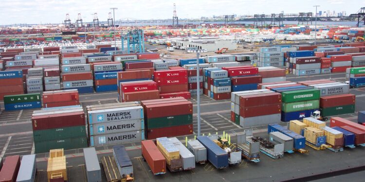Contenedores de carga apilados en una terminal portuaria