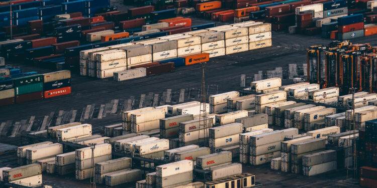 Contenedores de carga apilados en un puerto marítimo