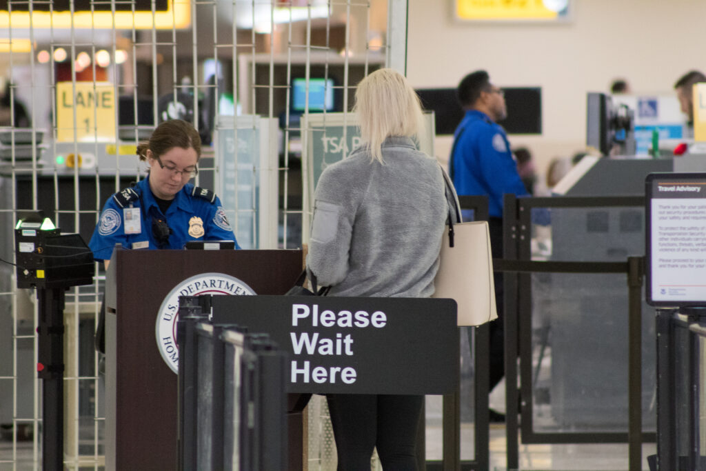 Punto de control de la TSA en un aeropuerto de Estados Unidos