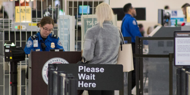 Punto de control de la TSA en un aeropuerto de Estados Unidos