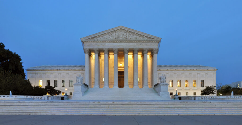 Fachada del edificio de la Corte Suprema de Estados Unidos al atardecer