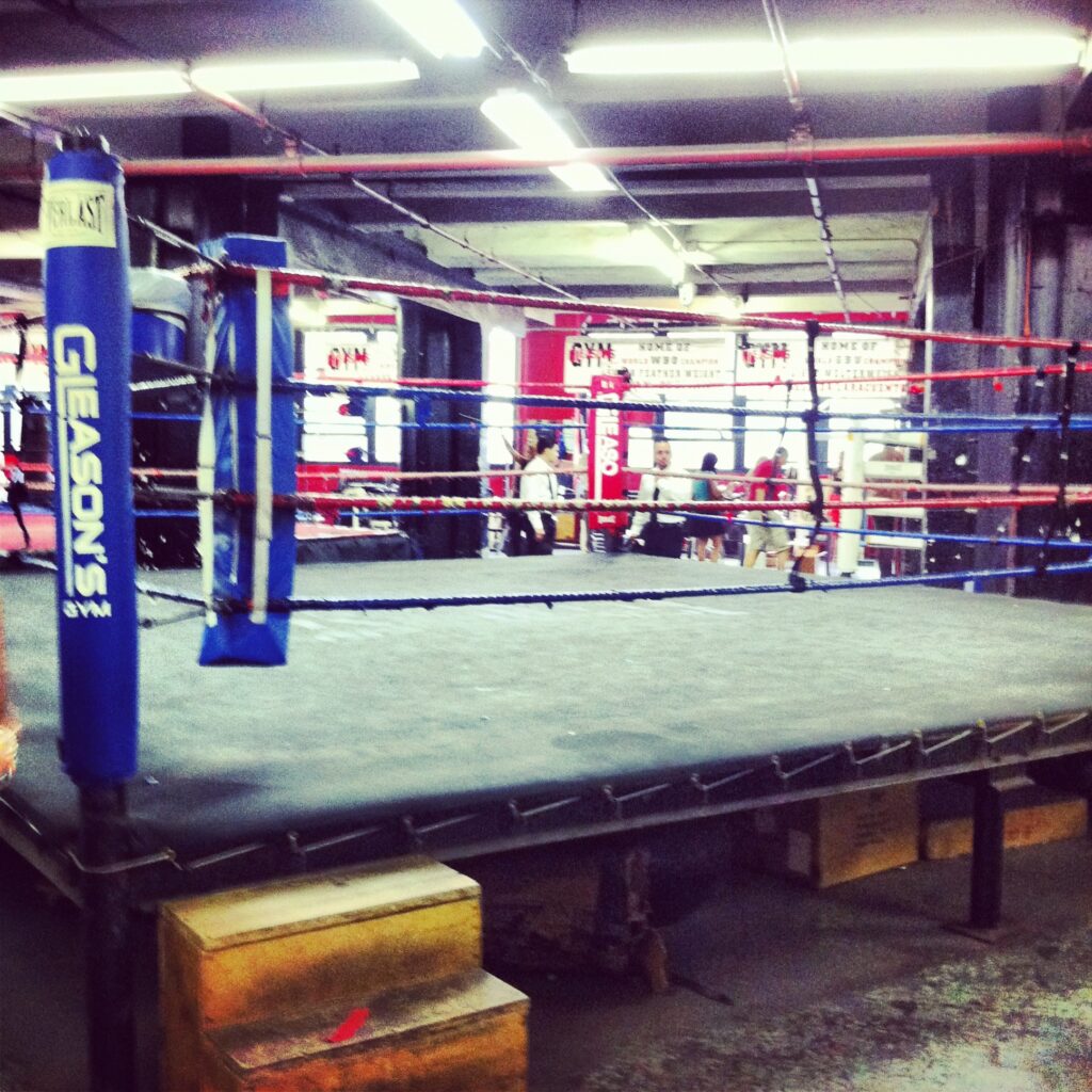 Un cuadrilátero de boxeo en un gimnasio