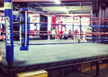 Un cuadrilátero de boxeo en un gimnasio