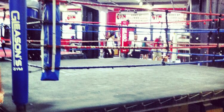 Un cuadrilátero de boxeo en un gimnasio