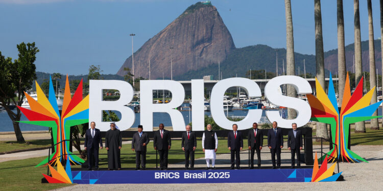 Foto oficial de los líderes de los países BRICS reunidos en una cumbre