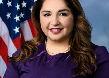 Retrato oficial de la congresista Delia Ramirez