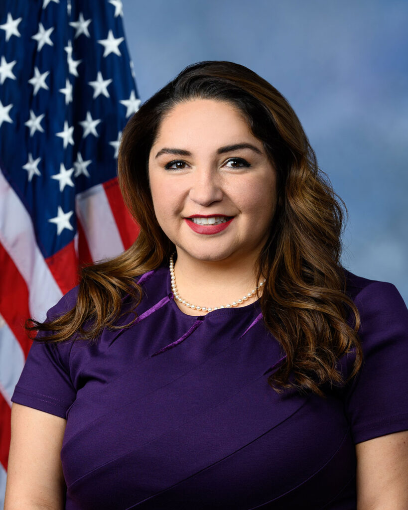 Retrato oficial de la congresista Delia Ramirez